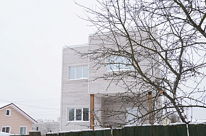 Современный каркасный дом с эксплуатируемой кровлей у Озера Врево