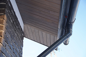 Элегантный фасад и свесы: монтаж планкена в Gatchina Villages - 2