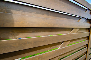 деревянный забор крашенный