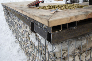 Укладка палубной доски из лиственницы на металлическую подсистему