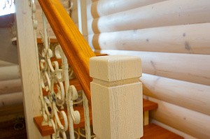 лестничные перила из лиственницы