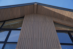 Элегантный фасад и свесы: монтаж планкена в Gatchina Villages - 2