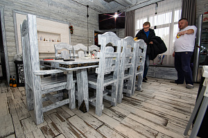 внутренняя отделка брашированным и крашеный планкеном 10