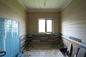 Шепот дерева: Завершенные работы по отделке стен и потолков в Кармолино