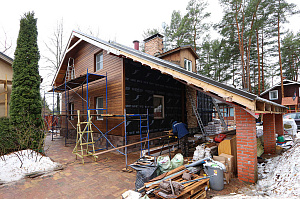 Бревенчатый дом больше не нуждается в ремонте каждые 5 лет: как вентилируемый фасад и цоколь White Hills решили проблему навсегда