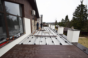 Инженерное совершенство: регулируемые опоры, алюминиевые лаги и термоясень для вашей кровли