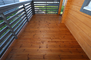 Карцево: шлифовка и покраска дома из клеёного бруса для «Нордвуд» — защита Tikkurila Pinja W-Oil (5070) и акценты RAL 7024