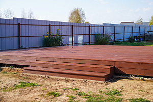 Гармония стиля и функциональности: гараж и терраса из лиственницы в Низово