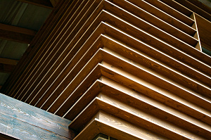 монтаж планкена с полочкой на фасаде