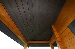 Карцево: шлифовка и покраска дома из клеёного бруса для «Нордвуд» — защита Tikkurila Pinja W-Oil (5070) и акценты RAL 7024