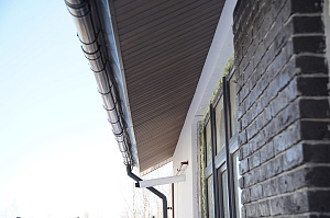 Элегантный фасад и свесы: монтаж планкена в Gatchina Villages - 2