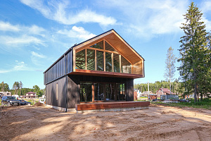 Не просто обшивка, а архитектурное высказывание: вертикальный планкен, идеальные зазоры и мембрана для долгой жизни дома