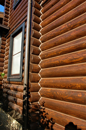 крашеный фасад дома из сосны