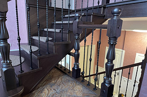 Забежные ступени, кованые балясины и ясень: история одной лестницы, рожденной в содружестве с клиентом