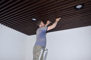 Потолок, о котором говорят: трендовое решение для статусного офиса