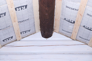 Как выглядит дом-баня из лафета внутри, когда покраска сделана по уму