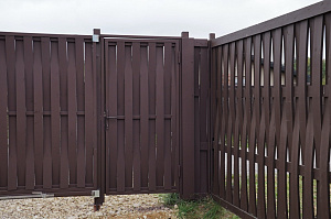 Современный забор в стиле Барнхаус для коттеджа в Вишневом Саду