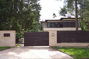 Забор из скошенного планкена в Нижний: Эстетика и долговечность от Лесобиржа-СПб, проверенные временем