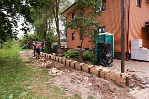 Элегантный забор из планкена и кирпича на Прохладном озере