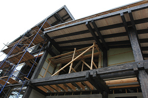 Масштабная реконструкция загородного дома: термоясень, фахверк с историей и идеальная геометрия каждого элемента