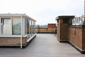 Эксклюзивная терраса из термоясеня на эксплуатируемой кровле в Санкт-Петербурге