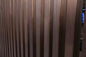 Элегантное зонирование: реечные перегородки из дуба в Кюмлено