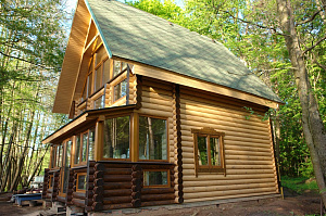 Шлифовка и покраска деревянных стен дома