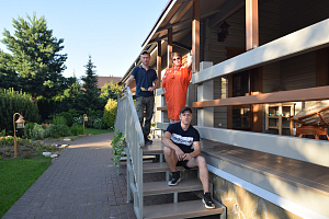 Финская надежность и русское брусовое зодчество: реставрация дома в Никольском краской Tikkurila Vinha