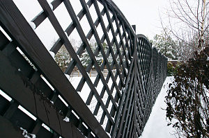 забор из сосновых шпалер