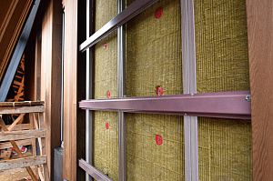 Панели из термоясеня смонтированные на фасад дома вертикально вразбежку