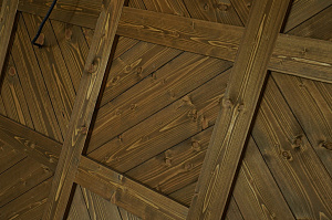 Шепот дерева: Завершенные работы по отделке стен и потолков в Кармолино