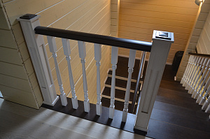 белые лиственничные балясины