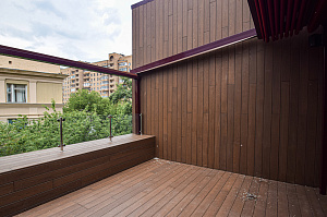 Инженерное совершенство: алюминиевые лаги, термоясень и скрытый крепеж в проекте для банка