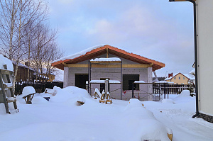 Не просто баня, а место силы: проект с парной на троих, уютной комнатой отдыха и крытой террасой