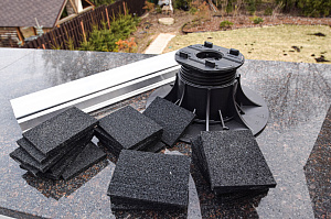 Инженерное совершенство: регулируемые опоры, алюминиевые лаги и термоясень для вашей кровли