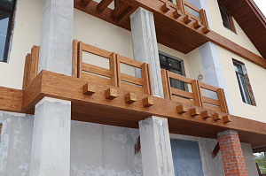 Холодная монументальность камня и живое тепло дерева — идеальный дуэт для фасада, который не оставит равнодушным