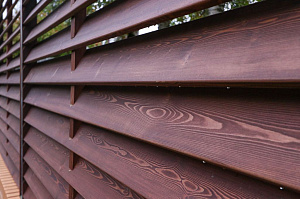 Элегантный забор из планкена и кирпича на Прохладном озере