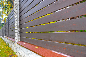 забор из камня и дерева 1