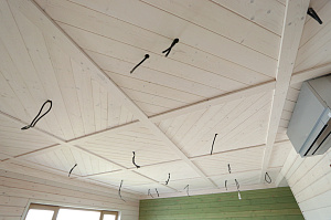 Шепот дерева: Завершенные работы по отделке стен и потолков в Кармолино