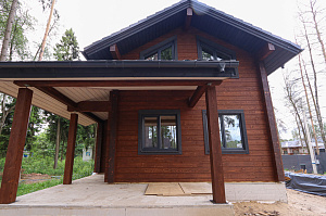 Комплекс работ по покраске деревянного дома с балками на террасе и стобами