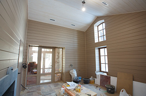 крашеная имитация бруса на стене