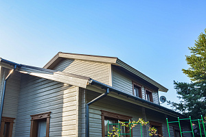 Финская надежность и русское брусовое зодчество: реставрация дома в Никольском краской Tikkurila Vinha