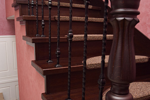 Забежные ступени, кованые балясины и ясень: история одной лестницы, рожденной в содружестве с клиентом