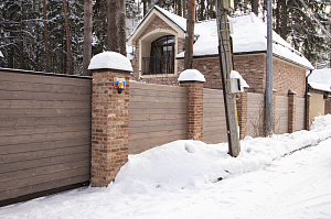 Инженерное совершенство в каждой детали: от фундамента до защитных отливов в проекте забора