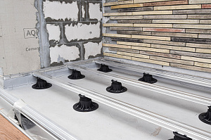 Инженерное совершенство: регулируемые опоры, алюминиевые лаги и термоясень для вашей кровли