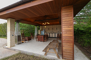 Скрытый крепёж, цеховая покраска и сибирская лиственница: почему этот проект в Мысе Удальцово не требует внимания уже 4 года