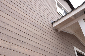 Не просто обшивка, а комплексное решение: вентилируемый фасад, индивидуальный водосток и единый стиль — дом, который будет служить десятилетиями