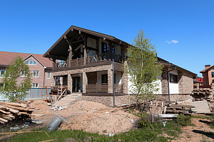 Фасад в стиле Шале: Изысканный коттедж в Новом Щеглово от Лесобиржи-Спб