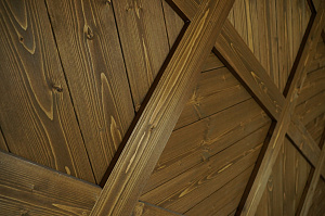 Шепот дерева: Завершенные работы по отделке стен и потолков в Кармолино