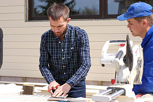 Фасад с характером: Сочетание лиственницы, сосны и камня в Honka Family Club